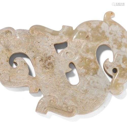 PENDENTIF EN JADE Chine. En forme de dragon archaïsant, dans...