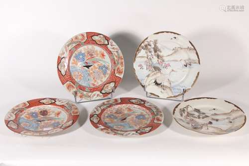 SUITE DE TROIS ASSIETTES EN PORCELAINE Japon, fin XIXème A d...