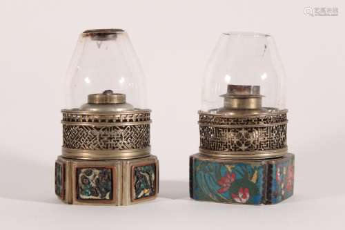 Deux lampes de fumeur d'opium en cuivre et émaux cloisonné e...