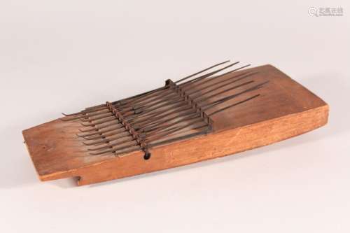 Instrument de musique Afrique XXème L.: 28 cm
