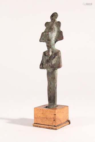 Statuette d'Osiris. Importante coiffe s'inscrivant dans un t...