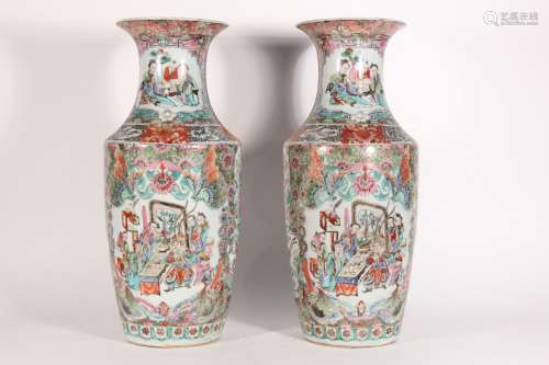 Paire de grands vases balustres en porcelaine de Canton à dé...