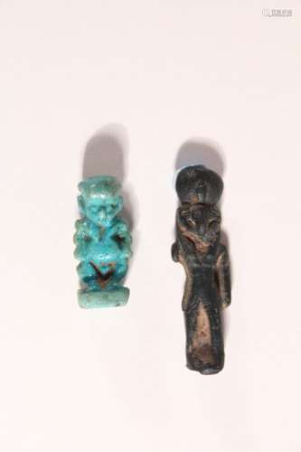 Deux amulettes : personnages debout L'un en basalte noir, à ...
