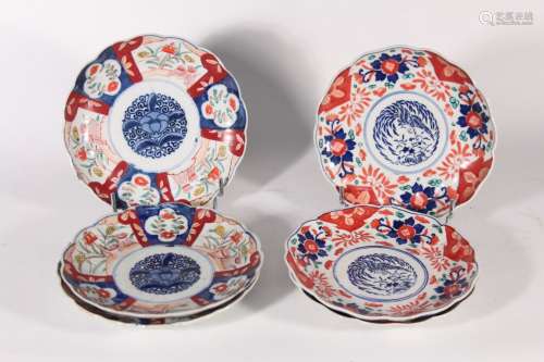 Suite de trois assiettes en porcelaine à décor Imari Japon, ...