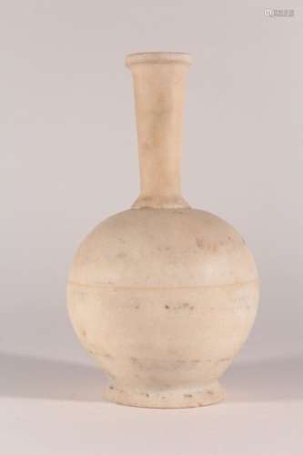 Vase de forme sphérique sur court piédouche, long col cylind...