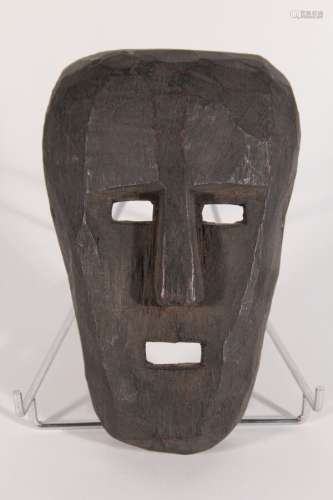 MASQUE DE STYLE NIGERIAN En bois sculpté H.: 22 cm