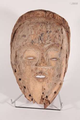 MASQUE DE TYPE GABONAIS En bois sculpté H.: 31 cm