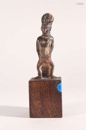 Statuette: Personnage debout, jambes écartées: les mains sur...