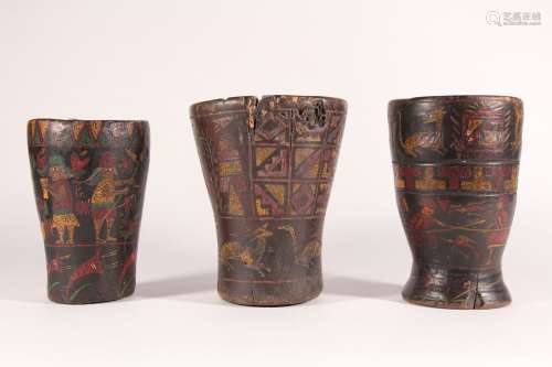 Trois KERO, vases cérémoniels de forme cylindro-conique évas...