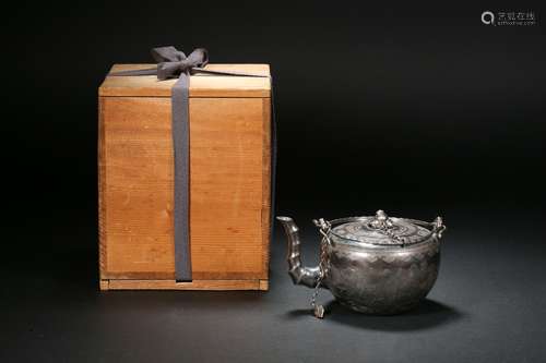 Silver portable pot in Qing Dynasty