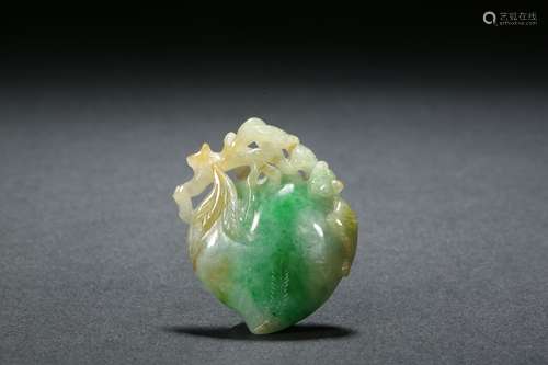 Peach-shaped jade pendant in Qing Dynasty