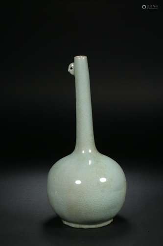 Celadon long-necked vase in Song Dynasty