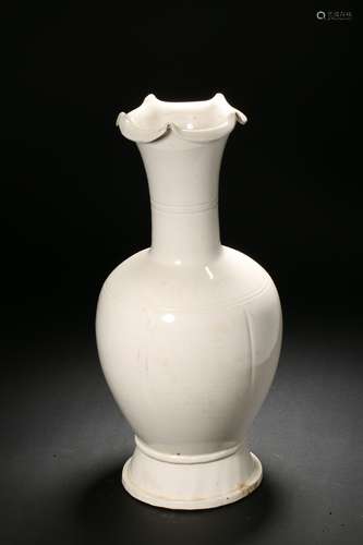 White Glazed Flower Mouth Vase in Song Dynasty