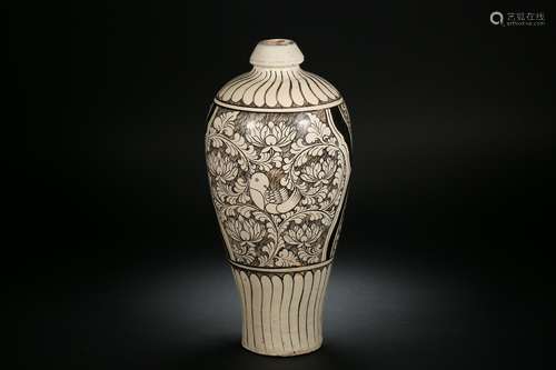 Cizhou Kiln Plum Bottle in Song Dynasty