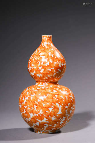 An Iron-Red-Glaze Hundred Bats Double Gourd-Shaped Vase