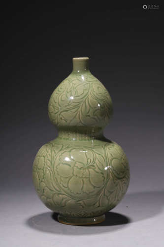 An Incised Longquan Kiln Double Gourd-Shaped Vase