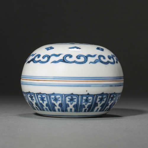 MING DYNASTY, CHINESE BLUE AND WHITE PORCELAIN BOX WITH LID
