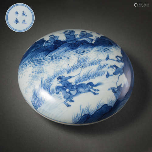 MING DYNASTY, CHINESE BLUE AND WHITE PORCELAIN BOX WITH LID