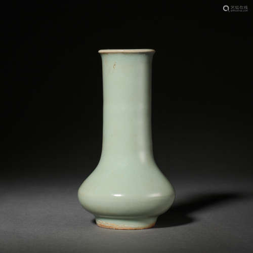 SOUTHERN SONG DYNASTY, CHINESE LONGQUAN WARE VASE