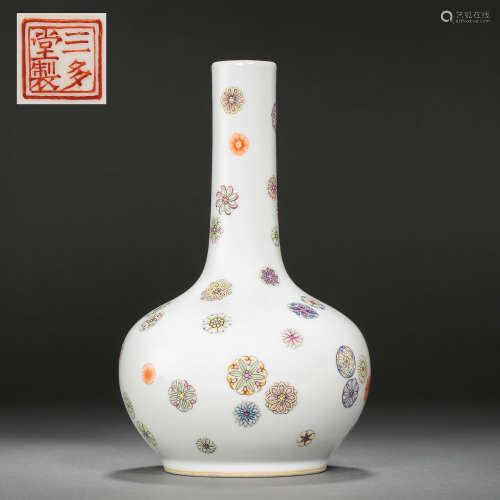 QING DYNASTY, CHINESE WHITE GLAZED WITH FLOWER PATTERN VASE