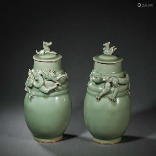 SONG DYNASTY, A PAIR OF CHINESE LONGQUAN VASE WITH DRAGON DE...