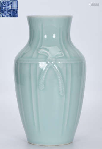 DAQINGQIANLONGNIANZHI MARK GREEN GLAZE VASE