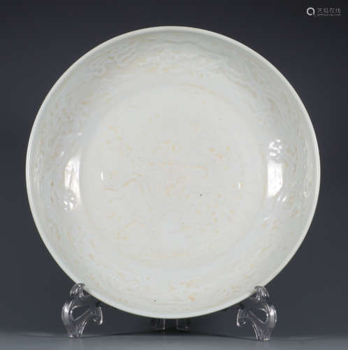 WHITE GLAZE PLATE WITH DRAGON PATTERN