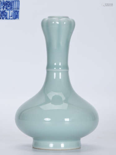 DAQINGYONGZHENGNIANZHI MARK GREEN GLAZE VASE