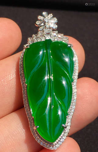 ICY JADEITE PENDANT SHAPED WITH LEAVES