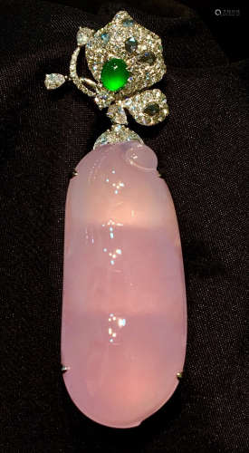 PINK JADEITE PENDANT SHAPED WITH BEANS