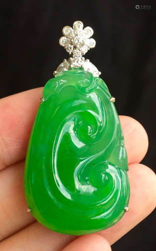 ICY JADEITE PENDANT CARVED WITH PATTERN