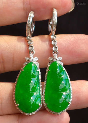 ICY JADEITE EARRING SHAPED WITH BEANS