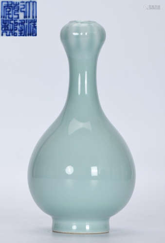 DAQINGQIANLONGNIANZHI MARK GREEN GLAZE VASE