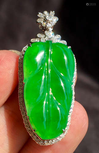 ICY JADEITE PENDANT SHAPED WITH LEAVES