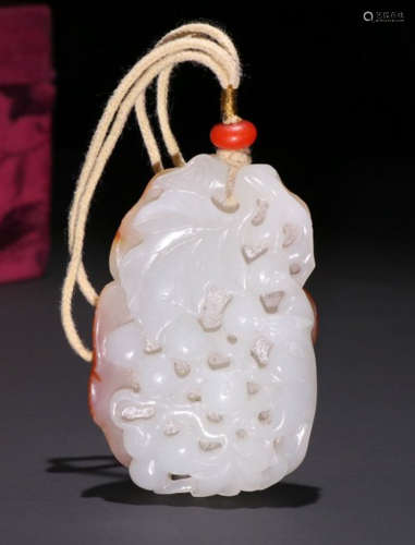 HETIAN JADE PENDANT CARVED WITH GRAPES