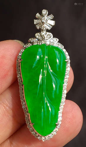 ICY JADEITE PENDANT SHAPED WITH LEAVES