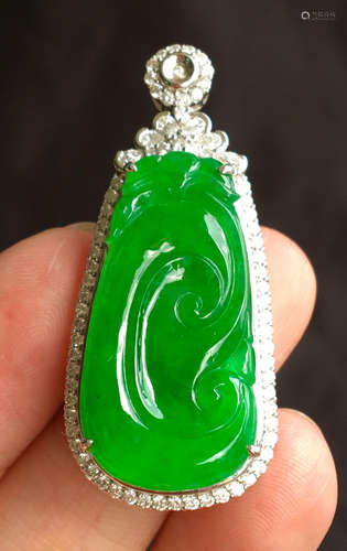 ICY JADEITE PENDANT CARVED WITH PATTERN