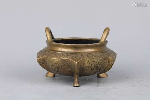 A COPPER INCENSE BURNER WITH CURVED FLOWER