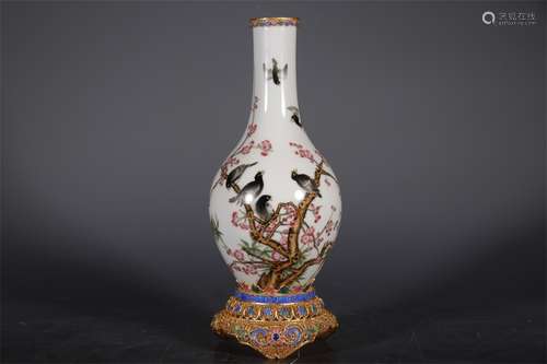 ENAMEL MAGPIE DECORATED GALL VASE (GOLD BASE)