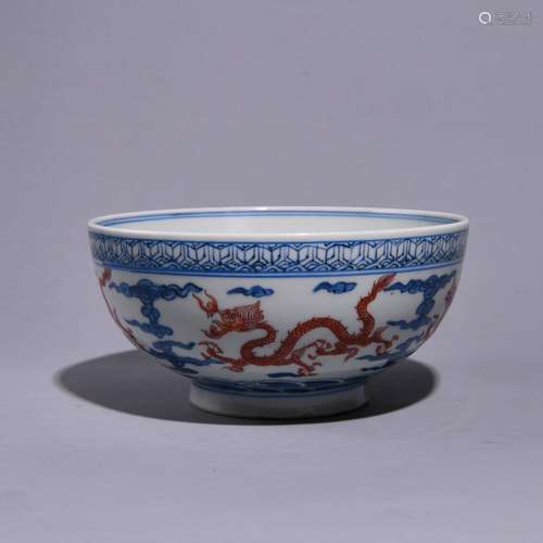 A BLUE AND WHITE ALUM RED DRAGON PATTERNED BOWL