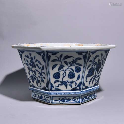 A BLUE AND WHITE FLOWER PATTERNED POT