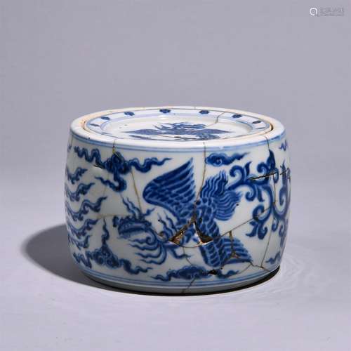 A BLUE AND WHITE FLOWERED PHOENIX PATTERNED CAN WITH COVER