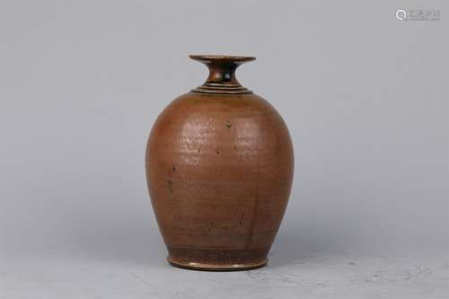 A PUEPLE AND GOLD GLAZED BOTTLE