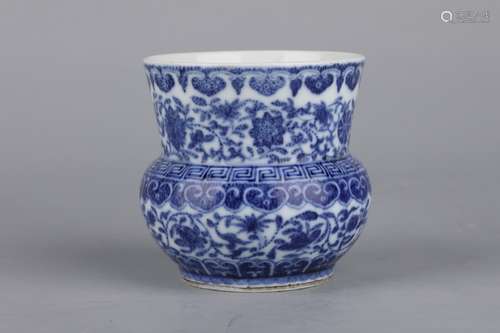 A BLUE AND WHITE FLOWER PATTERNED CINDER BOX