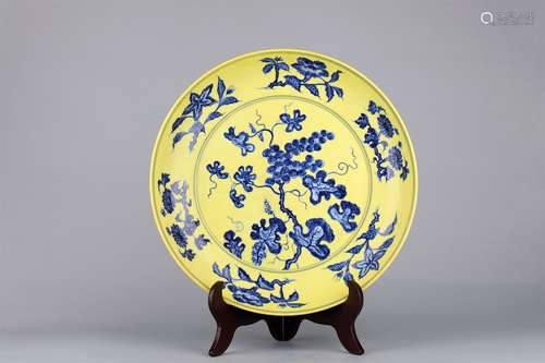 A BLUE AND WHITE FLOWER ON YELLOW GRAPE PARTTERNED PLATE