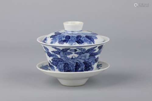 A SITE OF BLUE AND WHITE BOWLS WITH FLOWER PATTERNED COVERS