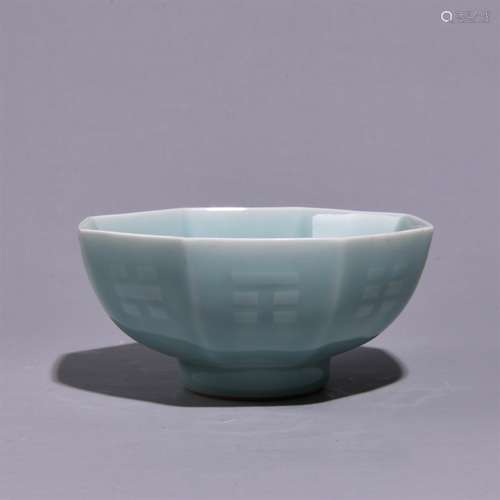 A BEAN-GREEN GLAZED EIGHT-DIAGRAM PATTERNED BOWL