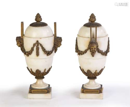Paire de vases en forme d’urnes couvertes