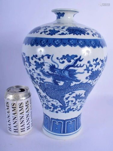 A CHINESE BLUE AND WHITE PORCELAIN MEIPING VASE 20th