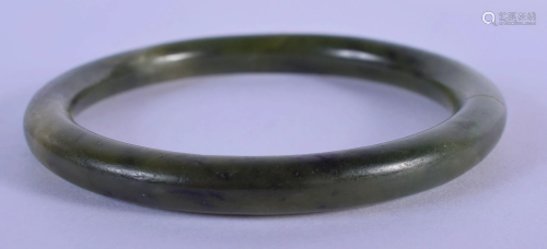 AN EARLY 20TH CENTURY CHINESE CARVED JADE BANGLE Late